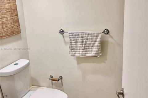 Снять в аренду таунхаус в Майами, Флорида 3 спальни, 156.08м2, № 1992471 - фото 22