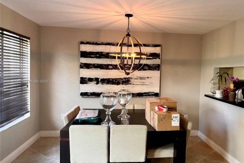 Снять в аренду таунхаус в Майами, Флорида 3 спальни, 156.08м2, № 1992471 - фото 10