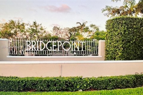 Снять в аренду таунхаус в Майами, Флорида 3 спальни, 156.08м2, № 1992471 - фото 1