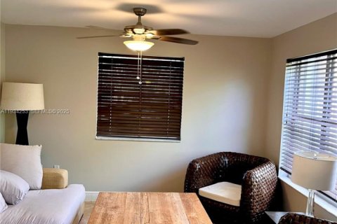 Снять в аренду таунхаус в Майами, Флорида 3 спальни, 156.08м2, № 1992471 - фото 8