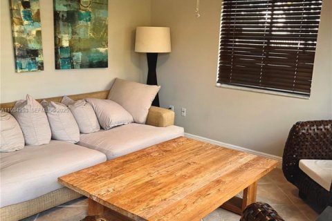 Снять в аренду таунхаус в Майами, Флорида 3 спальни, 156.08м2, № 1992471 - фото 9