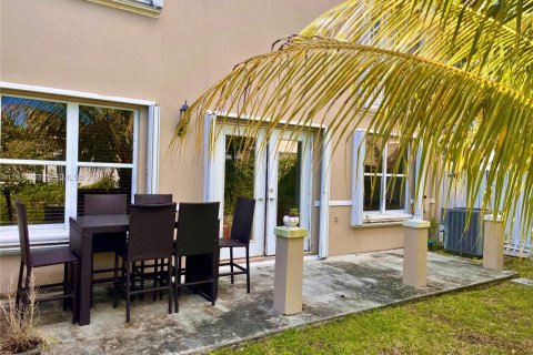 Снять в аренду таунхаус в Майами, Флорида 3 спальни, 156.08м2, № 1992471 - фото 26