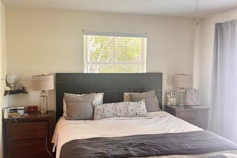 Снять в аренду таунхаус в Майами, Флорида 3 спальни, 156.08м2, № 1992471 - фото 17