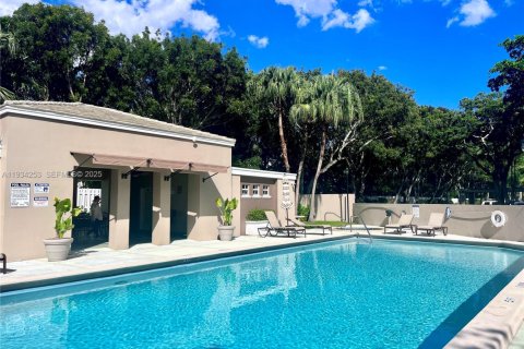 Снять в аренду таунхаус в Майами, Флорида 3 спальни, 156.08м2, № 1992471 - фото 30