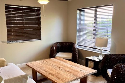 Снять в аренду таунхаус в Майами, Флорида 3 спальни, 156.08м2, № 1992471 - фото 7