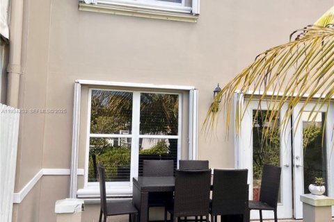 Снять в аренду таунхаус в Майами, Флорида 3 спальни, 156.08м2, № 1992471 - фото 25