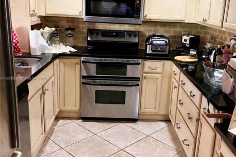 Снять в аренду таунхаус в Майами, Флорида 3 спальни, 156.08м2, № 1992471 - фото 12