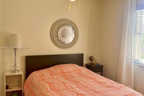 Снять в аренду таунхаус в Майами, Флорида 3 спальни, 156.08м2, № 1992471 - фото 16