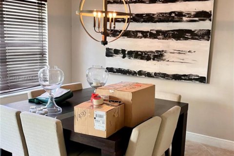 Снять в аренду таунхаус в Майами, Флорида 3 спальни, 156.08м2, № 1992471 - фото 11