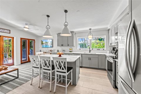 House in Sarasota, Florida 4 bedrooms, 186.36 sq.m. № 2099474 - photo 6