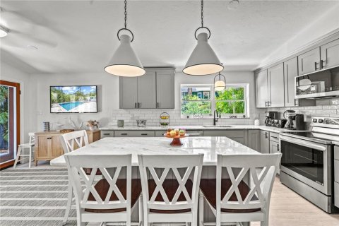 House in Sarasota, Florida 4 bedrooms, 186.36 sq.m. № 2099474 - photo 10