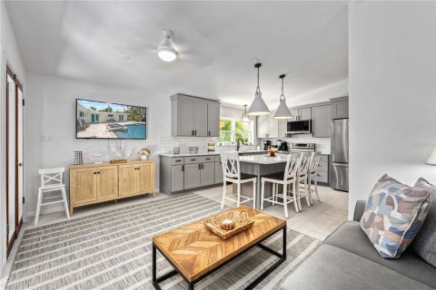 House in Sarasota, Florida 4 bedrooms, 186.36 sq.m. № 2099474 - photo 15