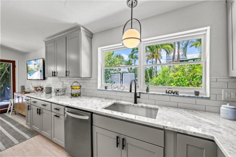 House in Sarasota, Florida 4 bedrooms, 186.36 sq.m. № 2099474 - photo 7