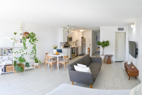 Снять в аренду кондоминиум в Норт-Майами, Флорида 53.51м2, № 1990545 - фото 1