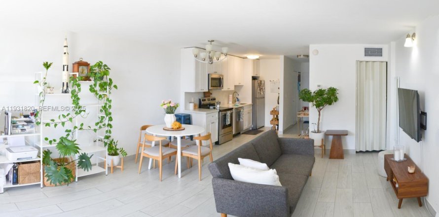 Студия в кондо в Норт-Майами, Флорида № 1990545