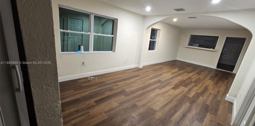 House in Miami, Florida 2 bedrooms, 125.6 sq.m. № 1932317