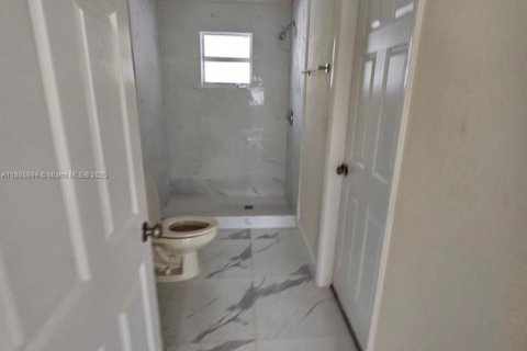 House in Miami, Florida 2 bedrooms, 125.6 sq.m. № 1932317 - photo 3