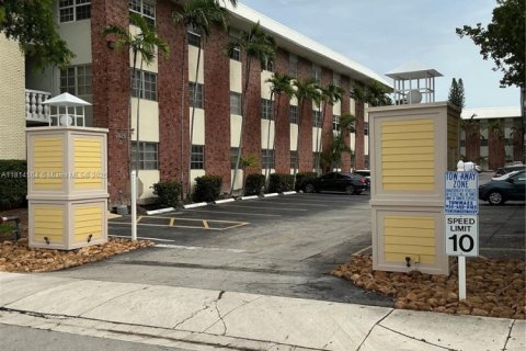 Condominio en venta en Fort Lauderdale, Florida, 1 dormitorio, 63.64 m2 № 1938175 - foto 1