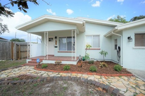 Casa en alquiler en Saint Petersburg, Florida, 3 dormitorios, 113.34 m2 № 1776575 - foto 1