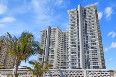 Condo in Hallandale Beach, Florida, 2 bedrooms  № 2000818 - photo 30