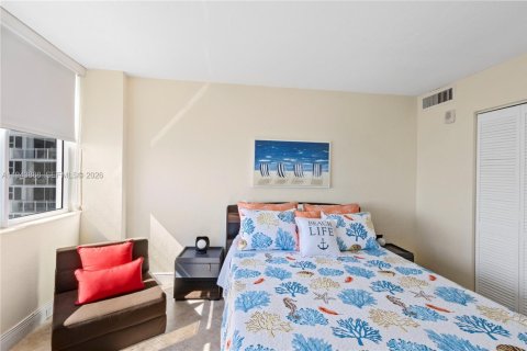 Condo in Hallandale Beach, Florida, 2 bedrooms  № 2000818 - photo 24