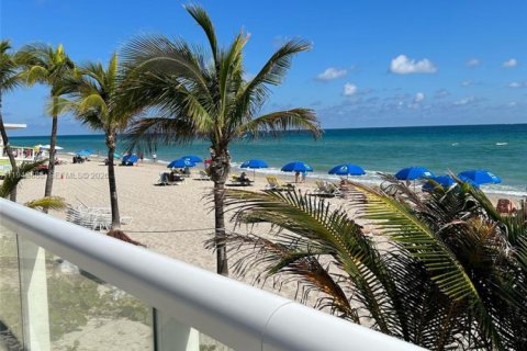 Condo in Hallandale Beach, Florida, 2 bedrooms  № 2000818 - photo 27