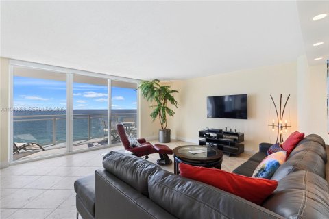 Condo in Hallandale Beach, Florida, 2 bedrooms  № 2000818 - photo 8