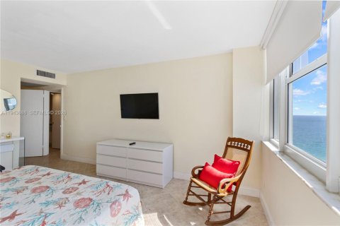 Condo in Hallandale Beach, Florida, 2 bedrooms  № 2000818 - photo 18