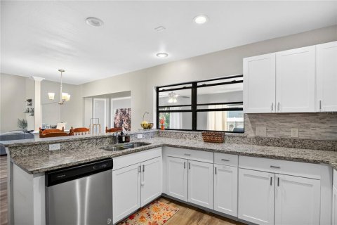 House in Orlando, Florida 5 bedrooms, 321.63 sq.m. № 1792831 - photo 15