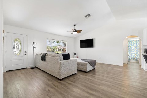 House in New Port Richey, Florida 2 bedrooms, 122.63 sq.m. № 2396261 - photo 8