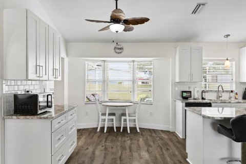 House in New Port Richey, Florida 2 bedrooms, 122.63 sq.m. № 2396261 - photo 13