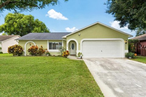 House in New Port Richey, Florida 2 bedrooms, 122.63 sq.m. № 2396261