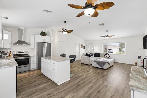House in New Port Richey, Florida 2 bedrooms, 122.63 sq.m. № 2396261 - photo 17