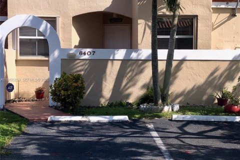 Снять в аренду таунхаус в Майами, Флорида 2 спальни, 90.3м2, № 2020756 - фото 2