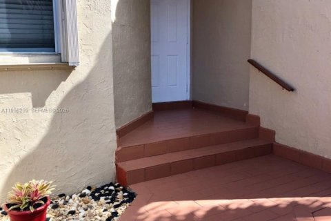 Снять в аренду таунхаус в Майами, Флорида 2 спальни, 90.3м2, № 2020756 - фото 3