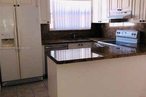 Снять в аренду таунхаус в Майами, Флорида 2 спальни, 90.3м2, № 2020756 - фото 9