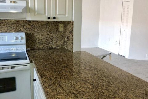 Снять в аренду таунхаус в Майами, Флорида 2 спальни, 90.3м2, № 2020756 - фото 8