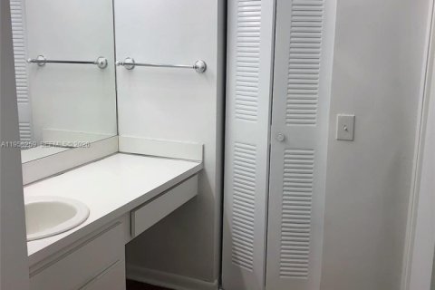 Снять в аренду таунхаус в Майами, Флорида 2 спальни, 90.3м2, № 2020756 - фото 12