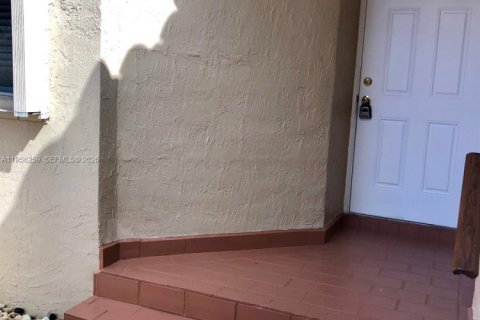 Снять в аренду таунхаус в Майами, Флорида 2 спальни, 90.3м2, № 2020756 - фото 4