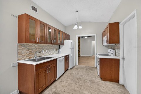 Villa ou maison à louer à Brandon, Floride: 3 chambres, 131.27 m2 № 2413590 - photo 23
