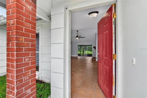 Villa ou maison à louer à Brandon, Floride: 3 chambres, 131.27 m2 № 2413590 - photo 9