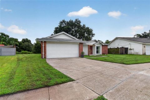Villa ou maison à louer à Brandon, Floride: 3 chambres, 131.27 m2 № 2413590 - photo 6