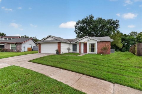 Villa ou maison à louer à Brandon, Floride: 3 chambres, 131.27 m2 № 2413590 - photo 7