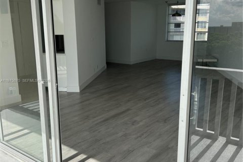 Condo in Lauderhill, Florida, 2 bedrooms  № 2040929 - photo 7