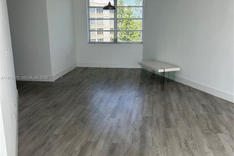 Condo in Lauderhill, Florida, 2 bedrooms  № 2040929 - photo 19