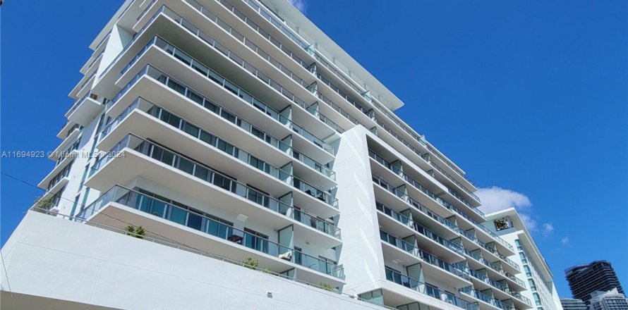 Estudio en el Condominio en Miami, Florida  № 1445730