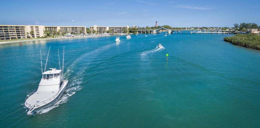Adosado en Juno Beach, Florida 3 dormitorios, 201.6 m2 № 950119