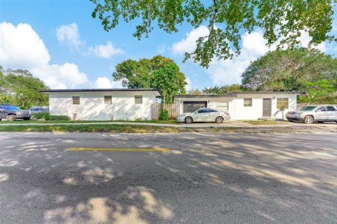 Купить коммерческую недвижимость в Холливуд, Флорида 191.66м2, № 1976249 - фото 2