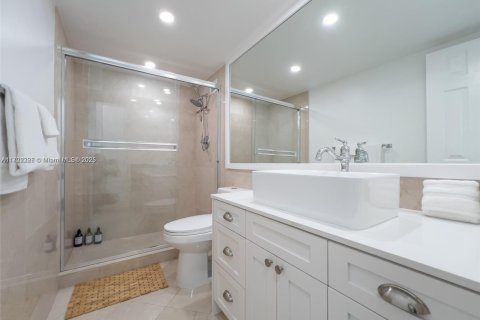 Condo in Miami Beach, Florida, 2 bedrooms  № 1729525 - photo 12