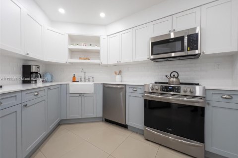 Condo in Miami Beach, Florida, 2 bedrooms  № 1729525 - photo 22